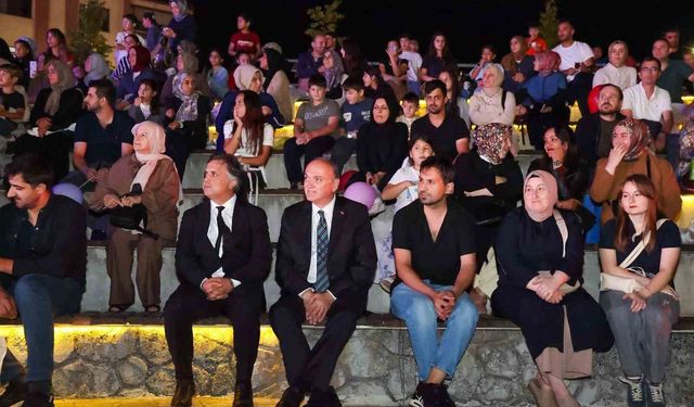 Dere kenarında açık hava sinema etkinliği