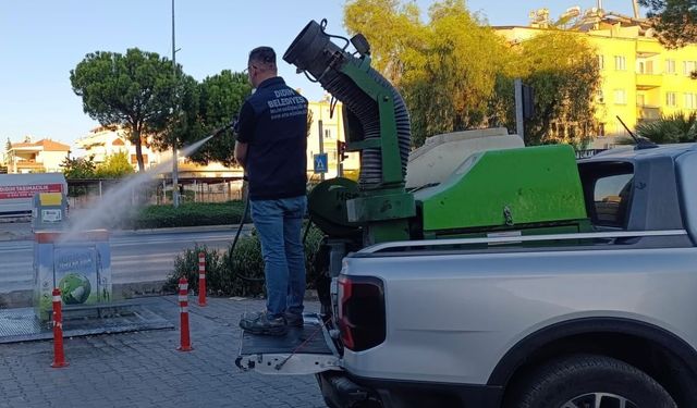 Didim'de çöp konteynerleri ve çöp kutuları düzenli olarak ilaçlanıyor