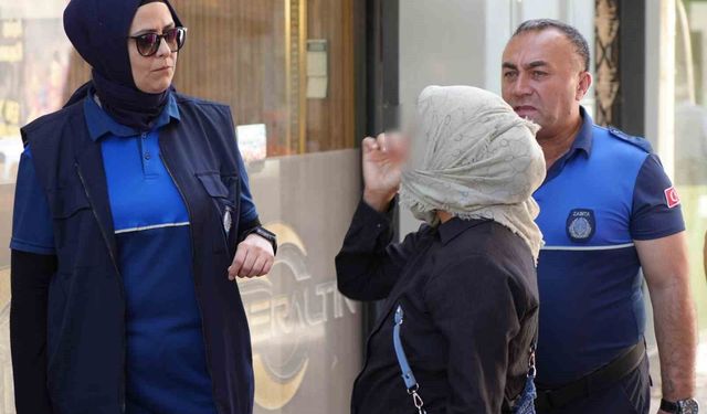 Dilenci denetiminde ilginç anlar: Zabıtaya yakalandı, kamerayı görünce alkışladı