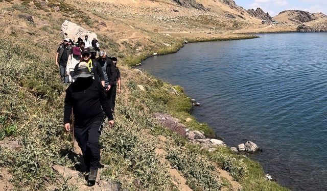 Doğaseverlerden 3 bin 500 rakımlı Sat Gölleri'ne yolculuk