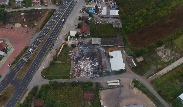 Düzce'de yanan kapı fabrikasının son durumu havadan görüntülendi