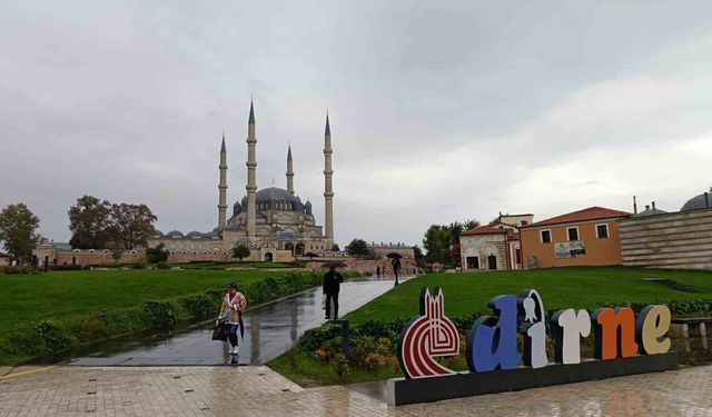 Edirne'de serin ve yağışlı hava etkisini gösterdi
