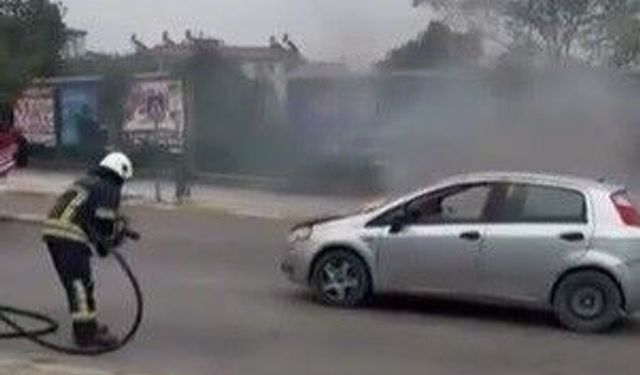 Elazığ'da alev alan otomobil söndürüldü
