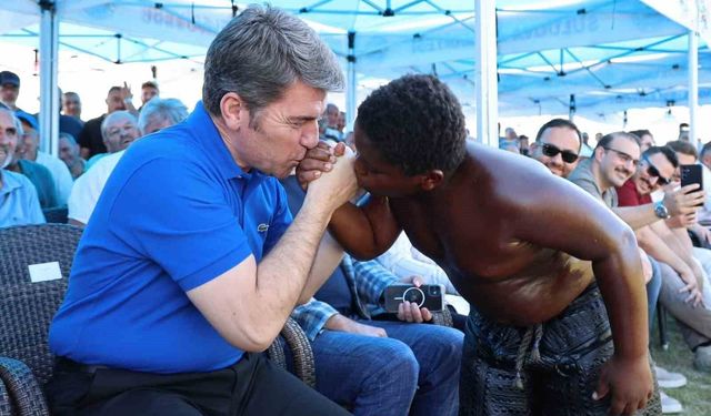 Er meydanında kardeşlik fotoğrafı: Amasya Valisi ile 'Arap Osman' el ele