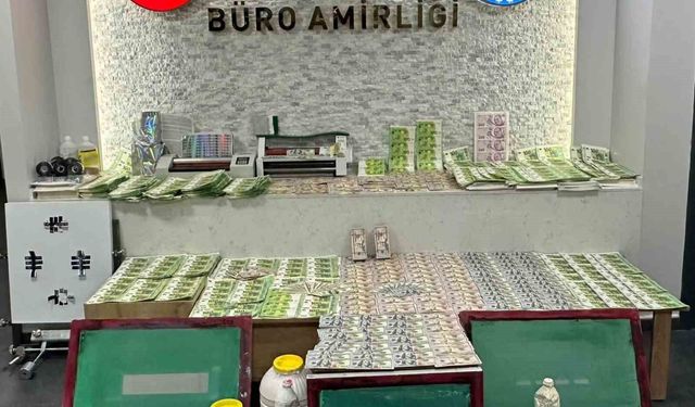 Fatih'te gerçekleştirilen operasyonda deste deste sahte para ele geçirildi: 2 gözaltı