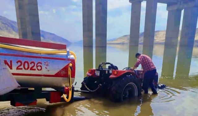 Hasankeyf'te baraj suyuna gömülen traktörü vatandaşlar çıkardı