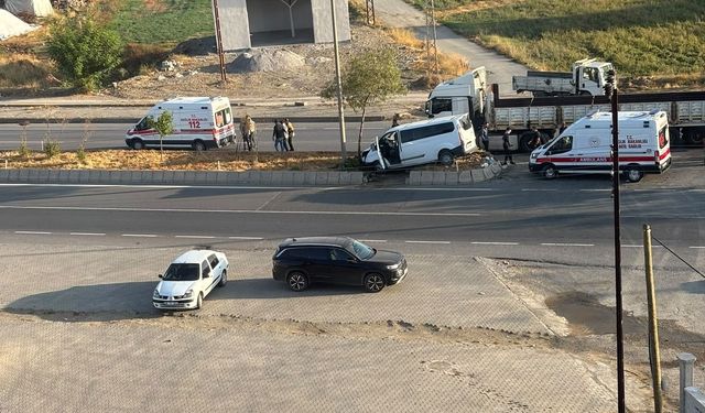 Hasköy'de tır ile panelvan araç çarpıştı: 3 yaralı