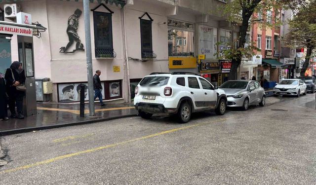 Hem ters şeritten geldi hem de minibüs durağına park etti