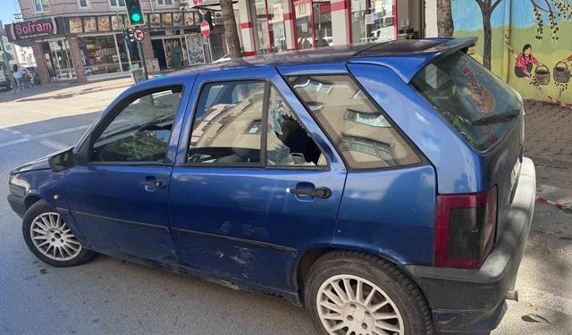 İnegöl'de otomobille çarpışan motosikletin sürücüsü yaralandı