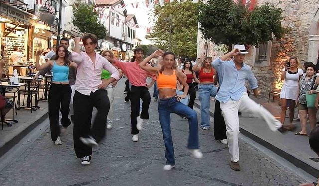 İzmir Aşkına Derneği'nden Çeşme Festivali'nde sürpriz gösteri