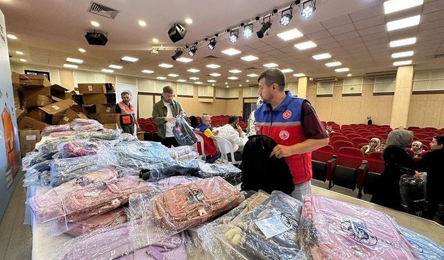 Kağıthane Belediyesi'nden öğrencilere çanta ve kırtasiye desteği