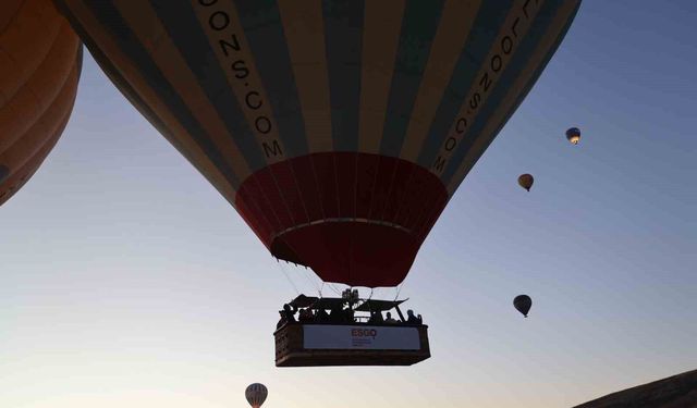 Kapadokya'da balonlar rahim ağzı kanserine karşı farkındalık için havalandı