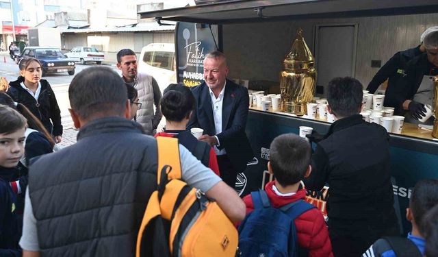 Karacabey'de 'Çorba Bizden' kampanyasına öğrencilerden yoğun ilgi