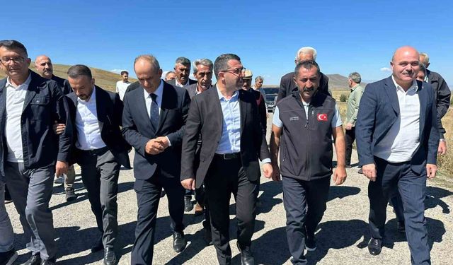 Kars'ta köy yolları silindirle sıkıştırılmış betonla yenileniyor: Bulanık'ta 5 kilometre tamamlandı