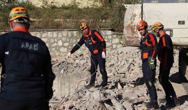 Kastamonu'da habersiz yapılan bina göçmesi tatbikatı başarıyla tamamlandı