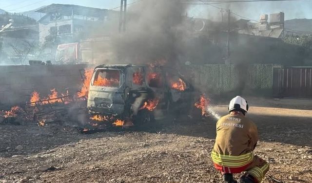 Kırıkhan'da hafif ticari araç alevlere teslim oldu