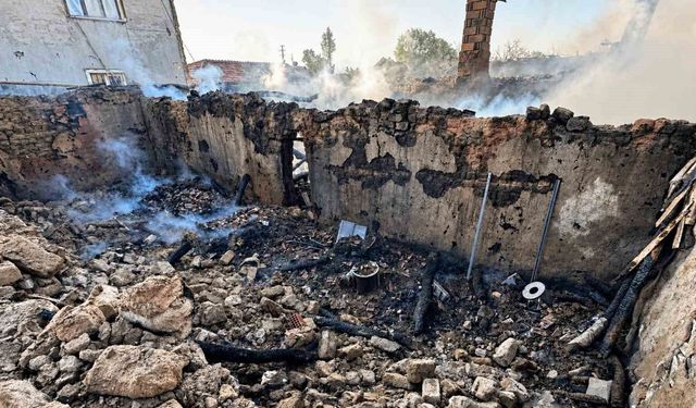 Kırıkkale'de bağ evi ve samanlık yandı