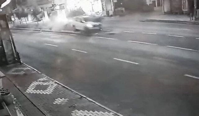 Kontrolden çıkan otomobil refüje çıktı