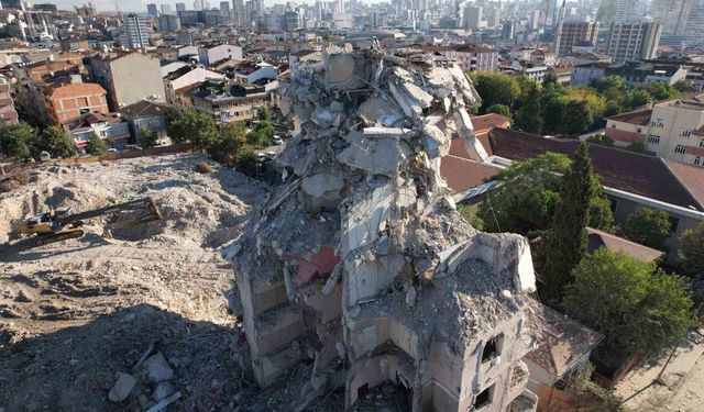 Küçükçekmece'de yıkılan bina havadan görüntülendi