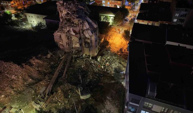 Küçükçekmece'de yıkım çalışmasında çöken binada arama çalışmaları sona erdi
