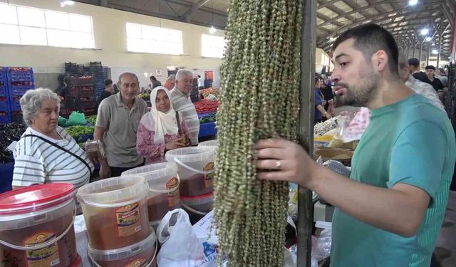 Kuru çiçek bamya pazarda gramla satılıyor: 'Hızır'ın cebinden düşen bamya'