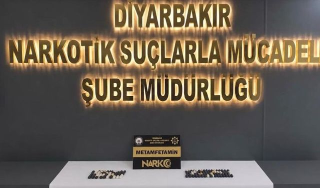 Midelerinde uyuşturucu taşıyan 2 kişi tutuklandı