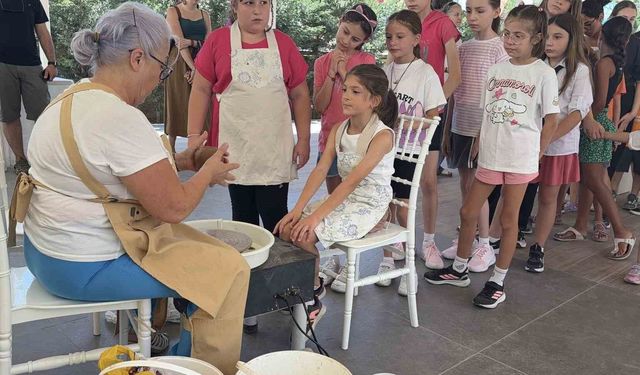 Minik eller çömlekçi tornasında toprağa şekil verdi