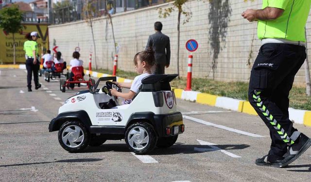 Minik sürücüler trafik kurallarını eğlenerek öğrendi