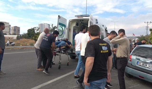 Motosiklet ile otomobil çarpıştı: 1'i ağır 2 yaralı