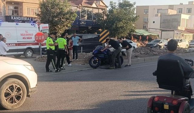 Motosiklet yayaya çarptı: 2 yaralı