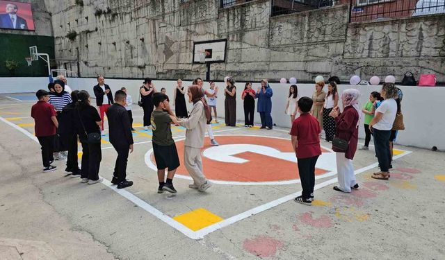 Öğrencileri okula kaynaştırmak için türkülü ve marşlı karşılama yaptılar