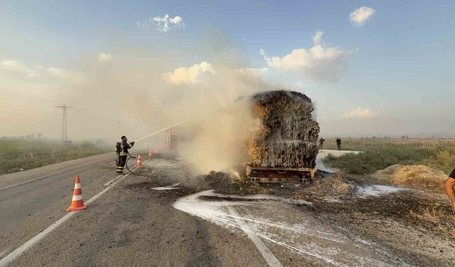 Osmaniye'de anız yangını seyir halindeki saman yüklü tıra sıçradı