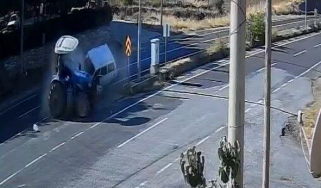 Otomobil ile traktörün çarpıştığı kaza anı güvenlik kamerasına yansıdı