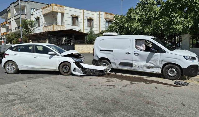 Otomobille hafif ticari araç çarpıştı