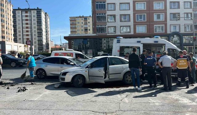 Otomobiller çarpıştı: 2 yaralı