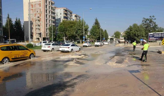 Patlayan ana su hattı yolu kullanılamaz hale getirdi
