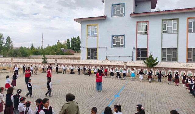 Patnos'ta Kızılay gönüllüleri öğrencilerle bir araya geldi