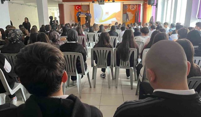 Polisler lise öğrencilerine mesleklerini tanıtıp, eğitim verdi