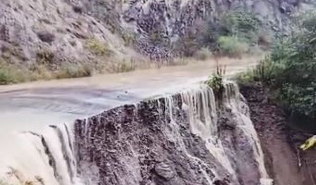 Posof'ta aşırı yağış sonrası sel meydana geldi, yol çöktü