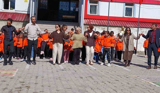 Posof'ta ilköğretim haftası davul zurnayla başladı: 49 köyün öğrencisi merkeze taşınıyor