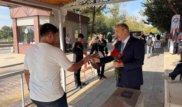 Rektör Prof. Dr. Göktaş öğrencileri çiçeklerle karşıladı