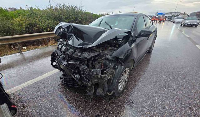Rüzgar gülü gövdesi taşıyan tıra otomobil arkadan çarptı 4 yaralı