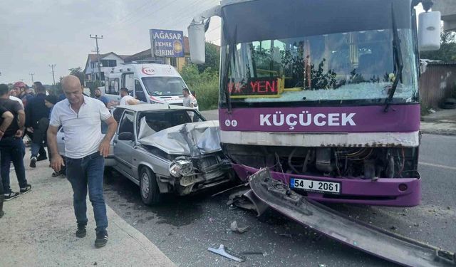 Sakarya'da halk otobüsü ile otomobil çarpıştı: 6 yaralı