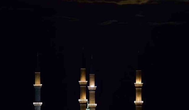Selimiye Camii, parçalı dolunay manzarasıyla mest etti