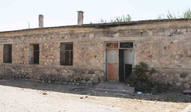 Silopi'de tehlike saçan metruk yapı yıkılıyor