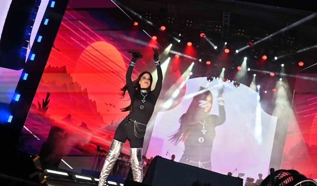 Simge Çanakkale'yi coşturdu