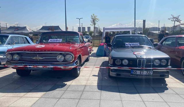 Sincan'da klasik otomobil tutkunları bir araya geldi