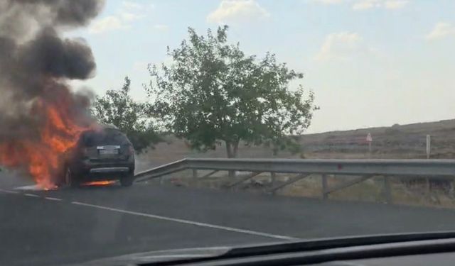 Siverek'te seyir halindeki otomobil alev alev yandı