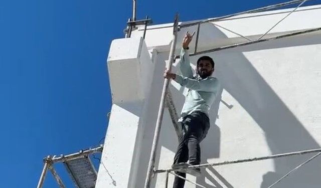 Ters dönen Türk bayrağını görünce dayanamadı, 10 metre yüksekliğindeki iskeleye tırmandı