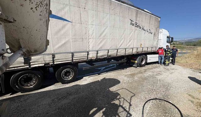 Tırda çıkan yangına, çevreden geçen beton mikseri yardıma koştu